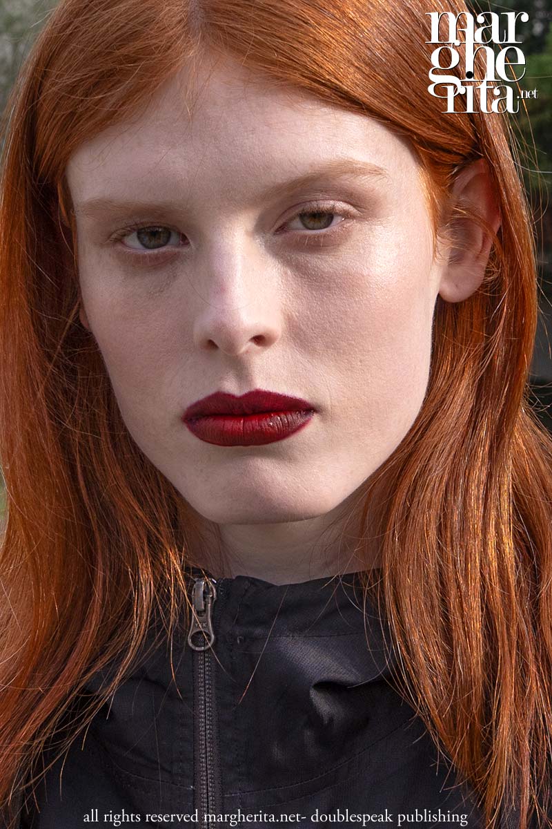 Il ritorno delle labbra scure: ecco le tendenze rossetto per l’autunno inverno 2026-2027 - Photo Charlotte Mesman