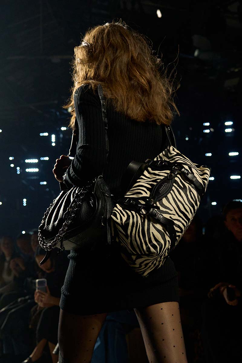 Intentional imperfection è la tendenza capelli dell’inverno 2026-2027 - Photo courtesy of Isabel Marant