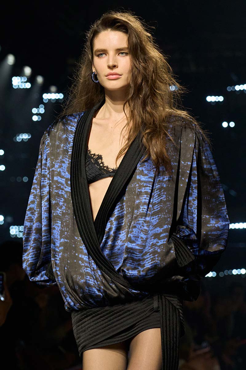 Intentional imperfection è la tendenza capelli dell’inverno 2026-2027 - Photo courtesy of Isabel Marant