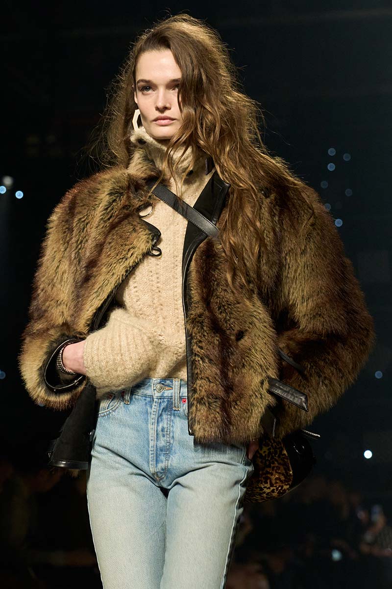 Intentional imperfection è la tendenza capelli dell’inverno 2026-2027 - Photo courtesy of Isabel Marant
