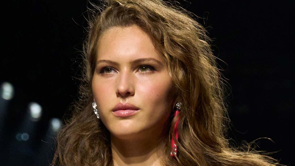 Intentional imperfection è la tendenza capelli dell’inverno 2026-2027 - Photo courtesy of Isabel Marant