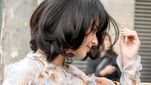 Tendenze capelli 2026: i tagli che danno più volume ai capelli fini e valorizzano la forma del viso - Photo Charlotte Mesman