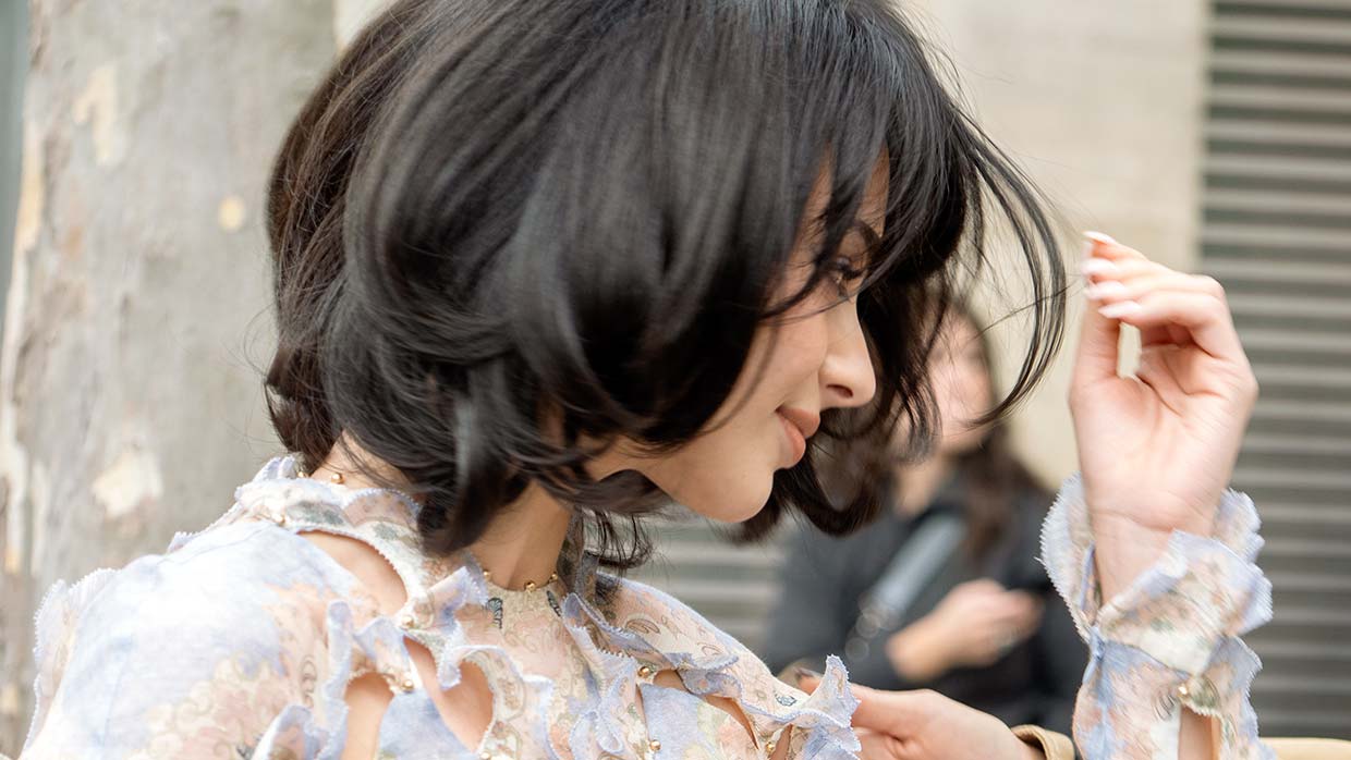 Tendenze capelli 2026: i tagli che danno più volume ai capelli fini e valorizzano la forma del viso - Photo Charlotte Mesman