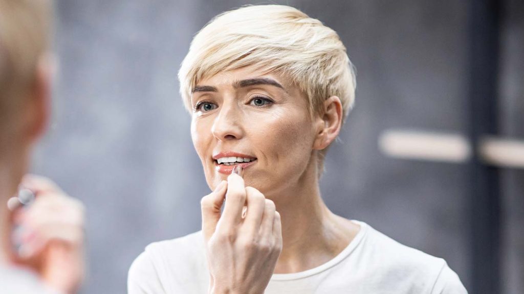 Donne over 50 e rossetto: come scegliere colore e finish giusti