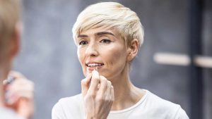 Donne over 50 e rossetto: come scegliere colore e finish giusti