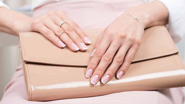 Perché nel 2026 sempre più donne rinunciano alla manicure in gel per unghie naturali
