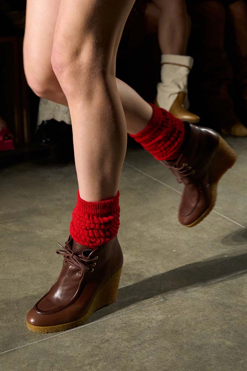 Tendenza moda autunno 2026: gli scaldamuscoli - Photo courtesy of Isabel Marant