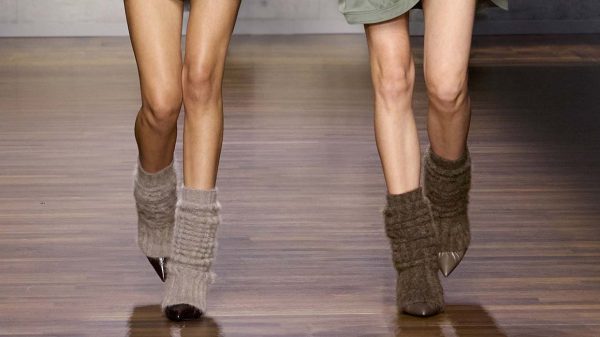 Tendenza moda autunno 2026: gli scaldamuscoli - Photo courtesy of Emporio Armani