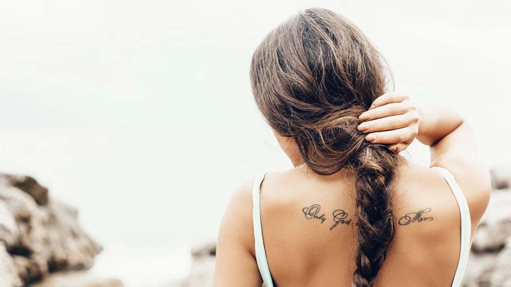 Strappare i capelli bianchi: è davvero una buona idea?
