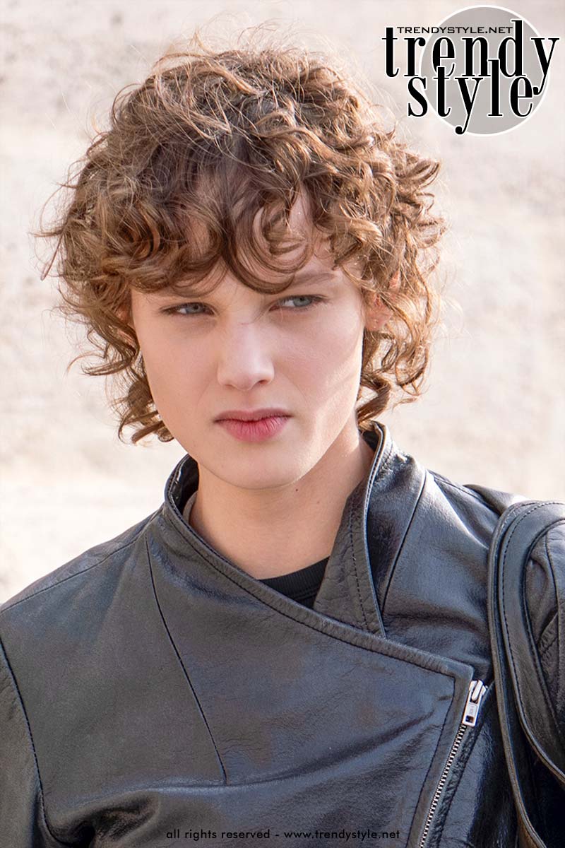 Il taglio corto di Louis Vuitton: il volutamente spettinato è la tendenza capelli del 2026-2027 - Photo Charlotte Mesman