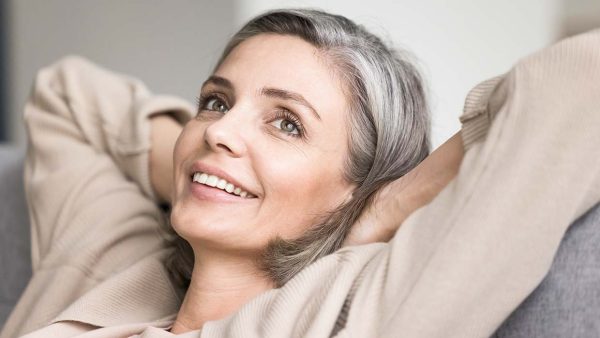 Quali colori di make-up abbinare ai capelli grigi per evitare un aspetto spento?