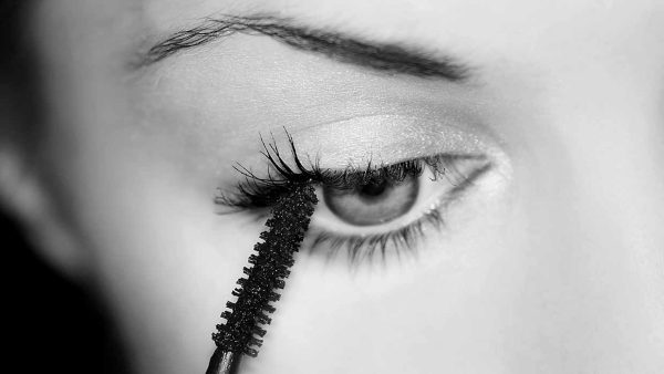 Perché il mascara marrone, e non quello nero, sta diventando la scelta preferita per gli occhi maturi