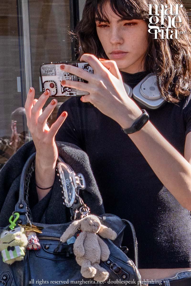 Unghie color sangue di bue con punta bianca: la French manicure dell’autunno - Photo Charlotte Mesman