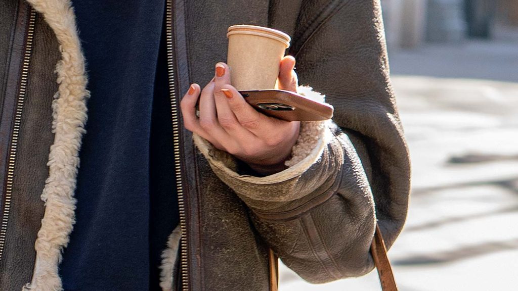 Unghie color sangue di bue con punta bianca: la French manicure dell’autunno - Photo Charlotte Mesman