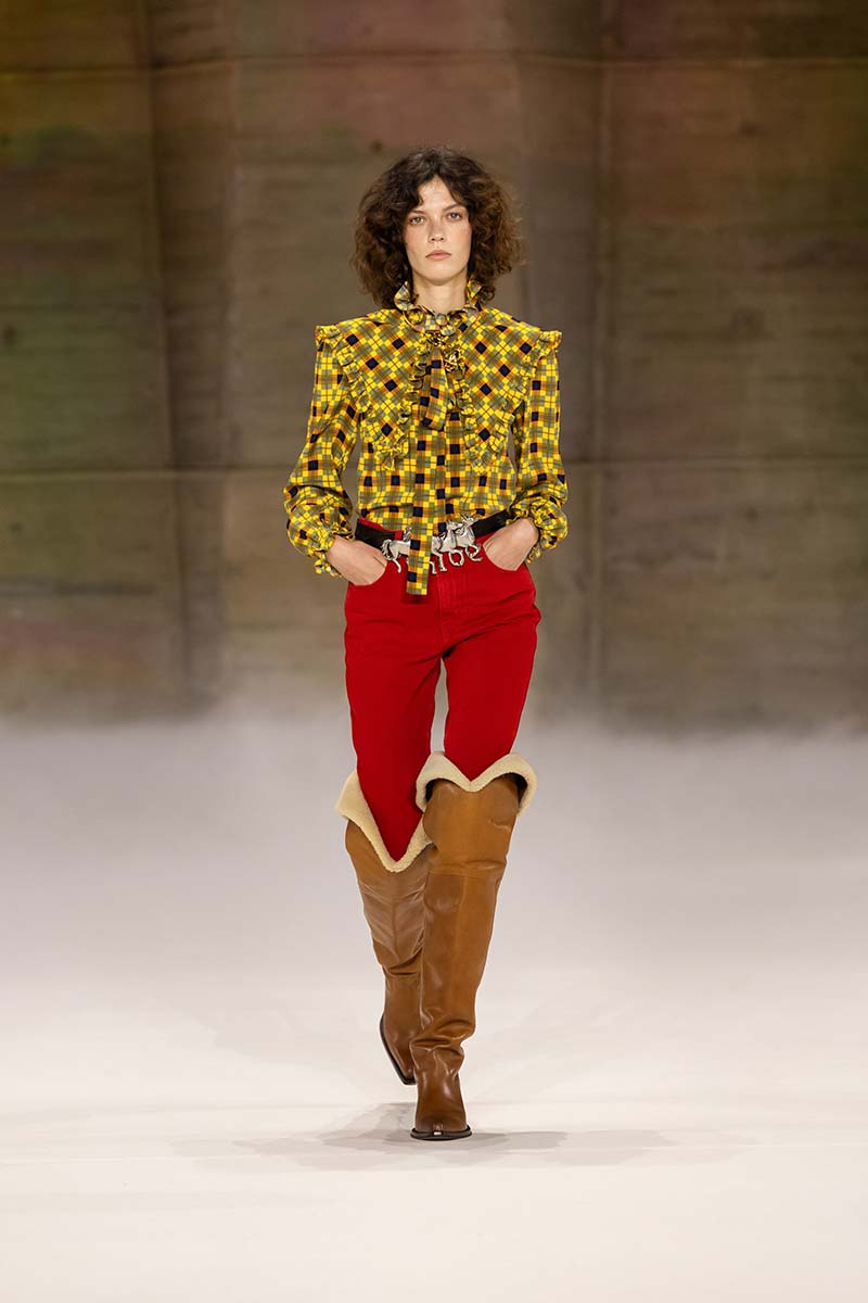 I colori dei jeans autunno/inverno 2026-2027: dal blu al rosso - Photo courtesy of Chloé