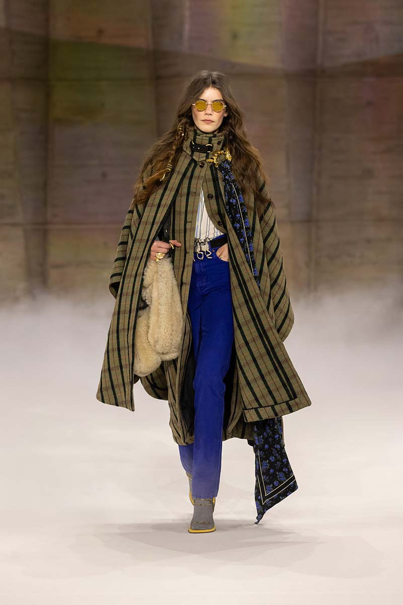 I colori dei jeans autunno/inverno 2026-2027: dal blu al rosso - Photo courtesy of Chloé
