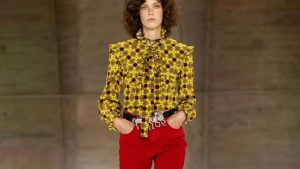 I colori dei jeans autunno/inverno 2026-2027: dal blu al rosso - Photo courtesy of Chloé