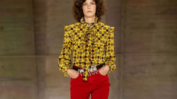 I colori dei jeans autunno/inverno 2026-2027: dal blu al rosso - Photo courtesy of Chloé