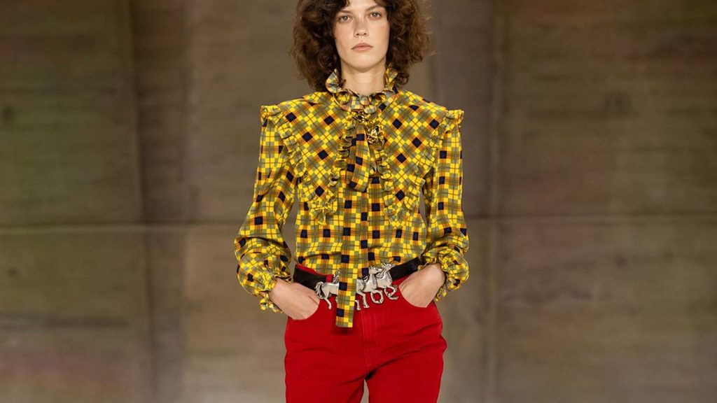 I colori dei jeans autunno/inverno 2026-2027: dal blu al rosso - Photo courtesy of Chloé