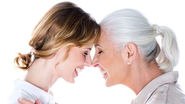 Da capelli tinti a grigi naturali: le 5 fasi che attraverserai