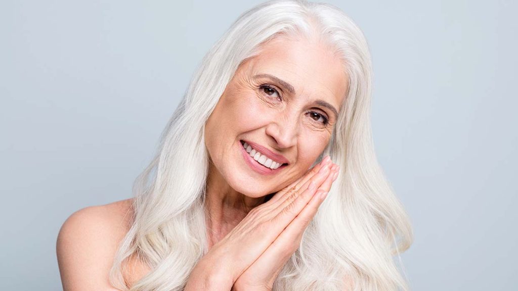 Capelli grigi secchi o crespi? Come scegliere i prodotti giusti per la cura dei capelli