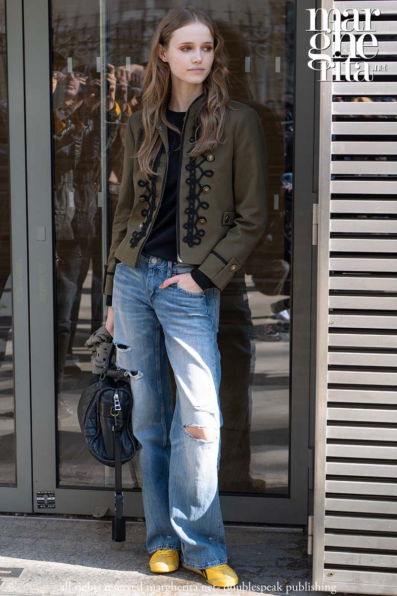 5 look street style in denim che vorrai indossare questo autunno - Photo Charlotte Mesman