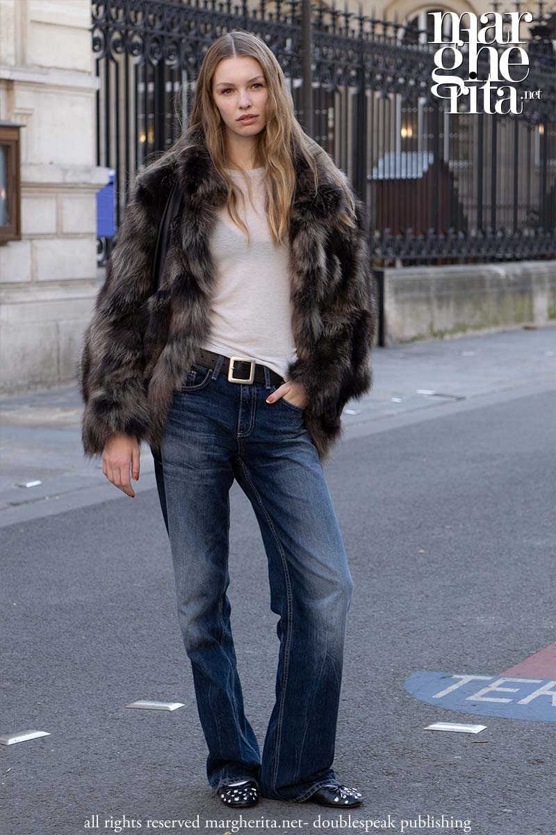 5 look street style in denim che vorrai indossare questo autunno - Photo Charlotte Mesman