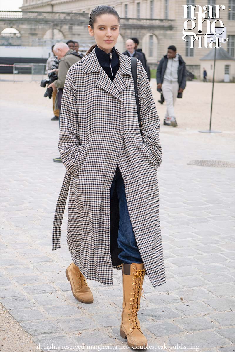 5 look street style in denim che vorrai indossare questo autunno - Photo Charlotte Mesman
