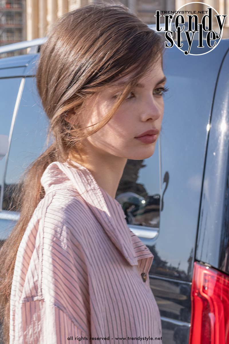 La coda di cavallo bassa è l'inaspettata tendenza capelli dell'autunno/inverno 2026-2027 - Photo ADVERSUS