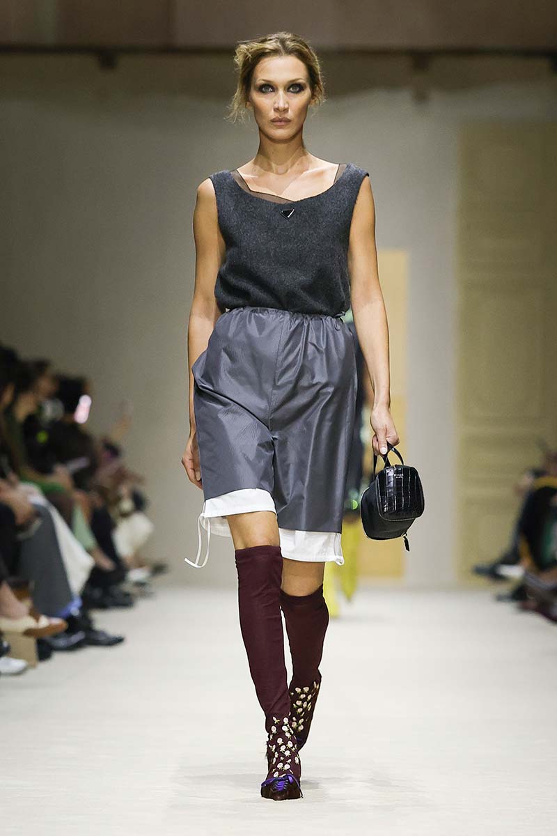 La coda di cavallo bassa è l'inaspettata tendenza capelli dell'autunno/inverno 2026-2027 - Photo courtesy of Prada