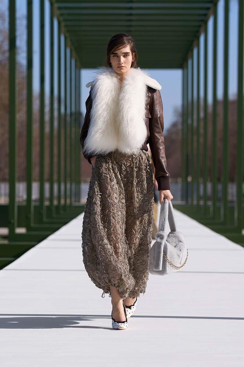 La coda di cavallo bassa è l'inaspettata tendenza capelli dell'autunno/inverno 2026-2027 - Photo courtesy of Dior