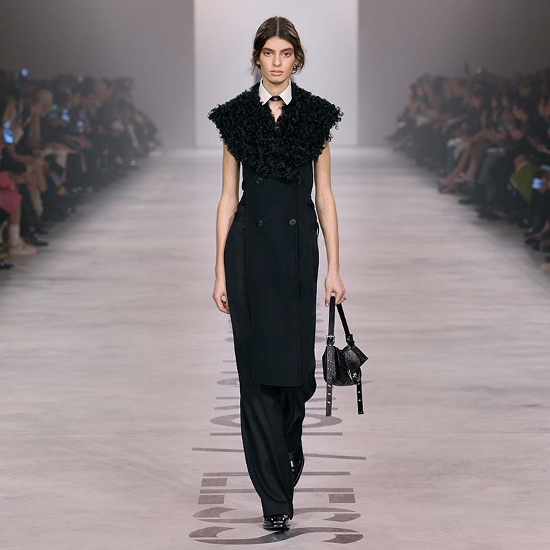 La coda di cavallo bassa è l'inaspettata tendenza capelli dell'autunno/inverno 2026-2027 - Photo courtesy of Fendi