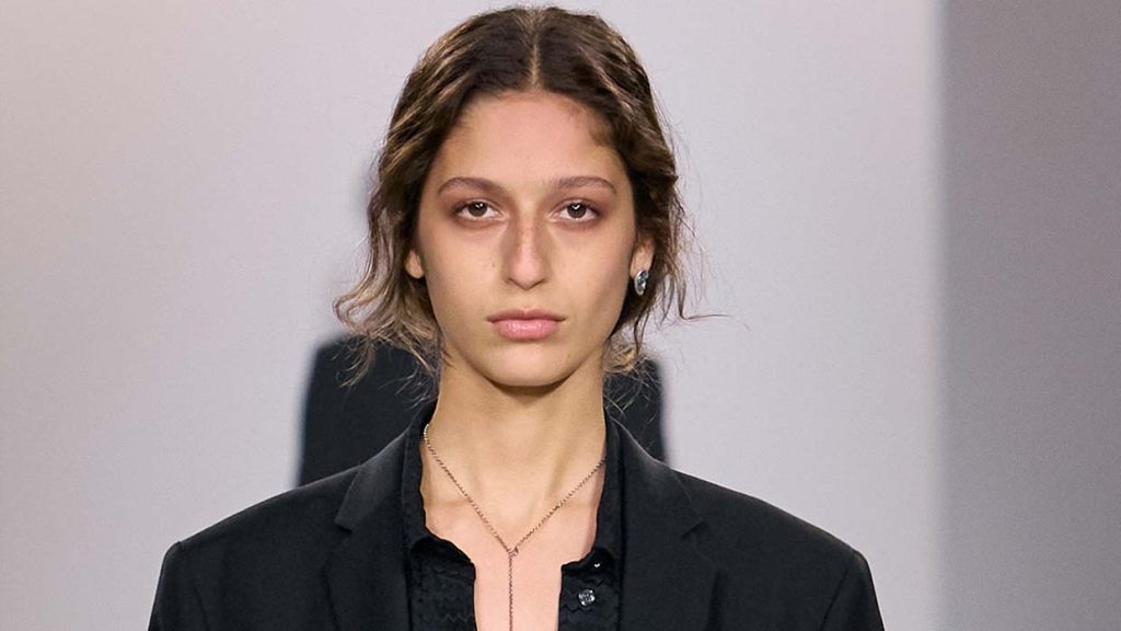 La coda di cavallo bassa è l'inaspettata tendenza capelli dell'autunno/inverno 2026-2027 - Photo courtesy of Fendi