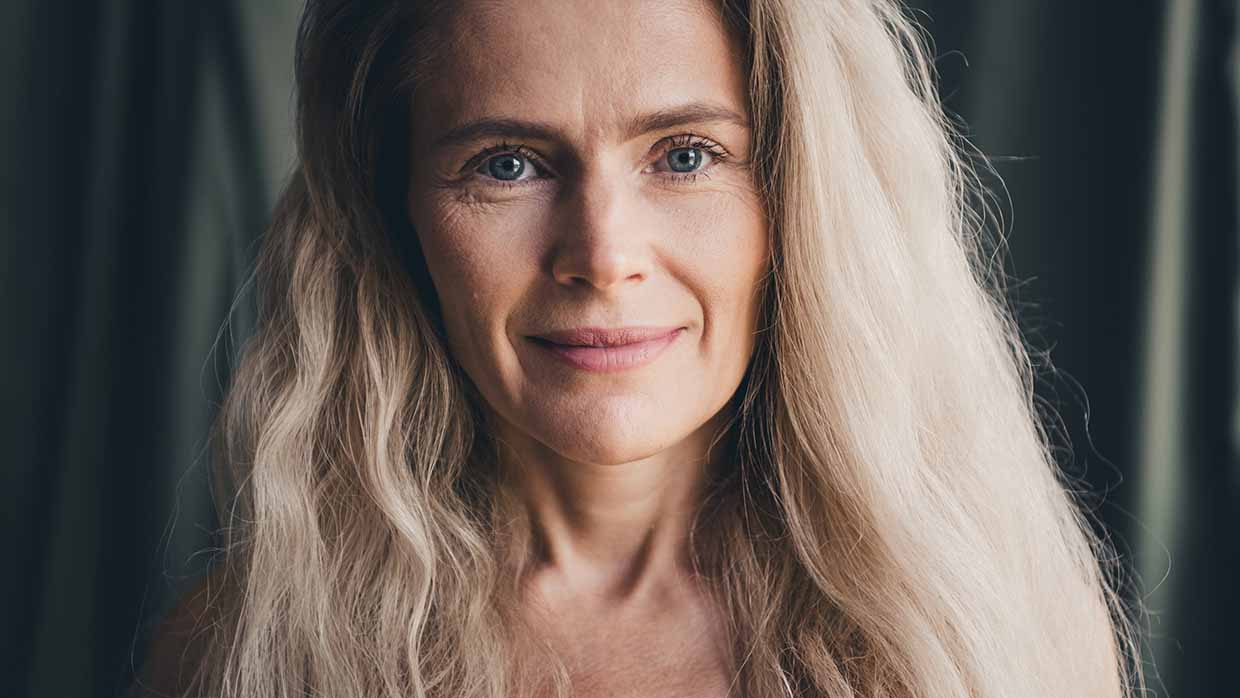 Capelli più radi dopo i 50 anni: cosa dice la scienza sulle cause e sui trattamenti