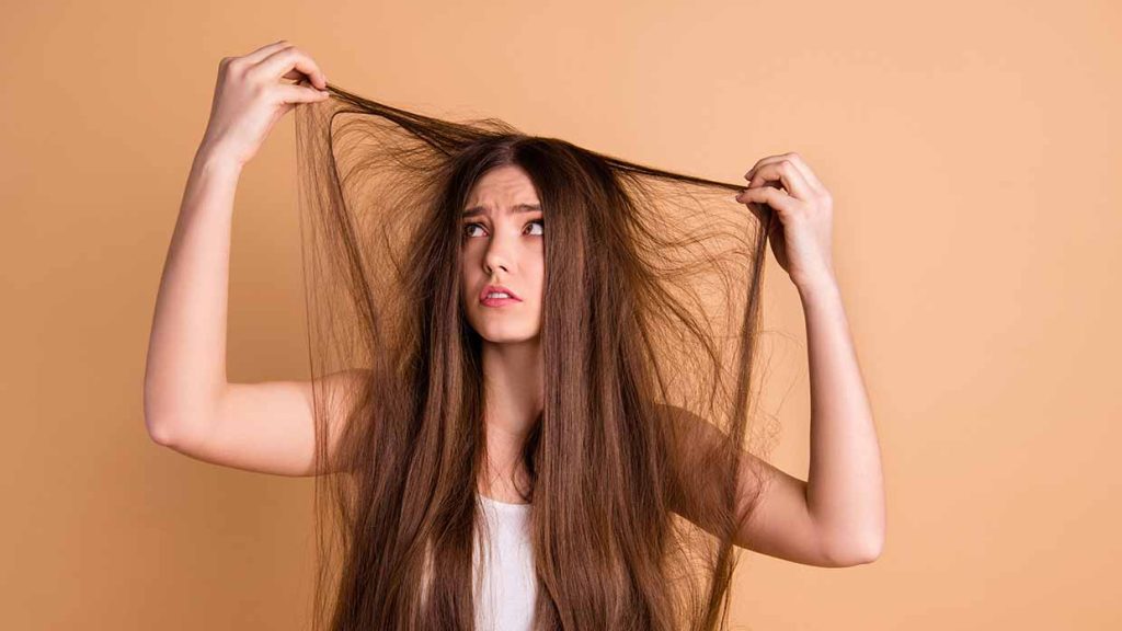 Come prendersi cura dei capelli in una giornata intensa