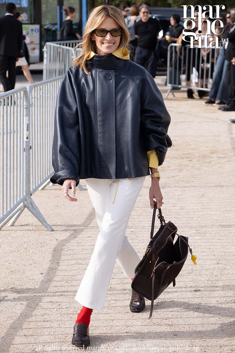 I jeans bianchi nello street style per le giornate di sole autunnali - Photo Charlotte Mesman