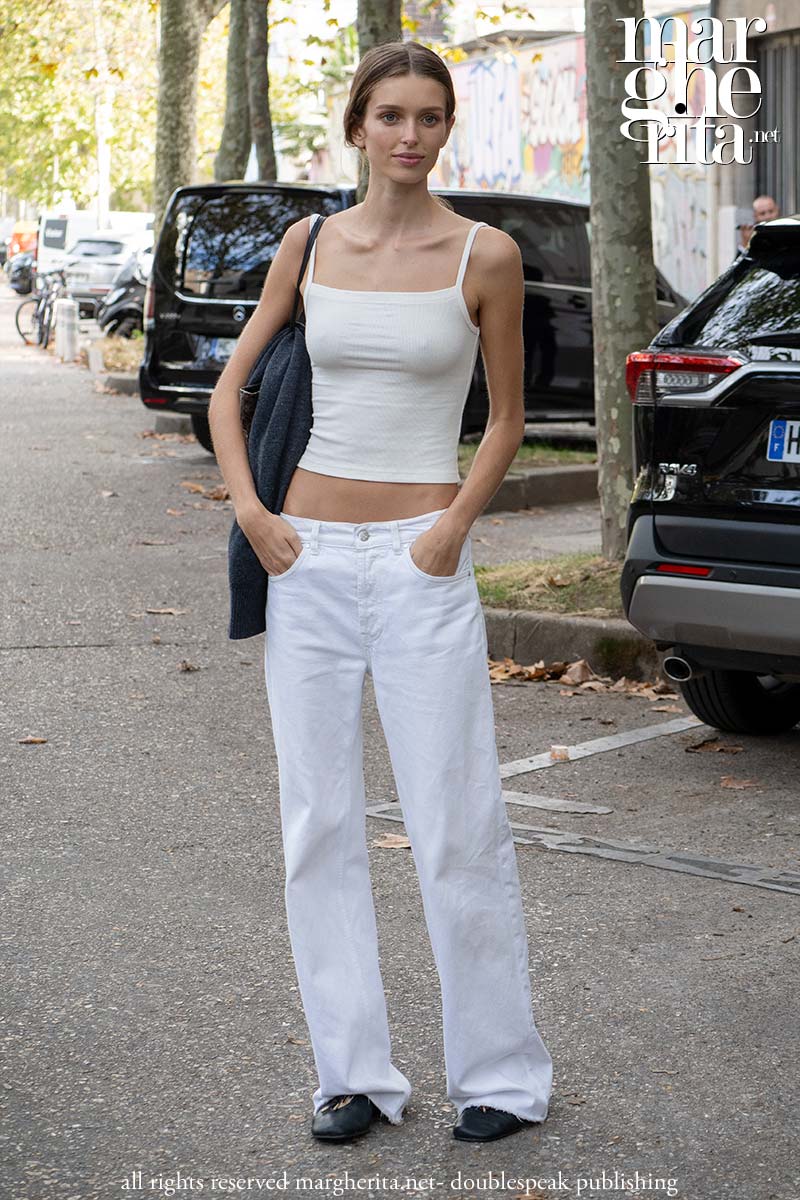 I jeans bianchi nello street style per le giornate di sole autunnali - Photo Charlotte Mesman