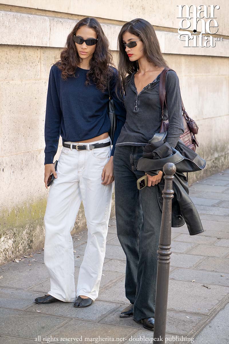 I jeans bianchi nello street style per le giornate di sole autunnali - Photo Charlotte Mesman