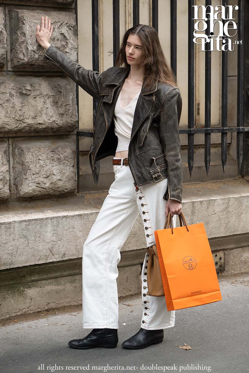 I jeans bianchi nello street style per le giornate di sole autunnali - Photo Charlotte Mesman