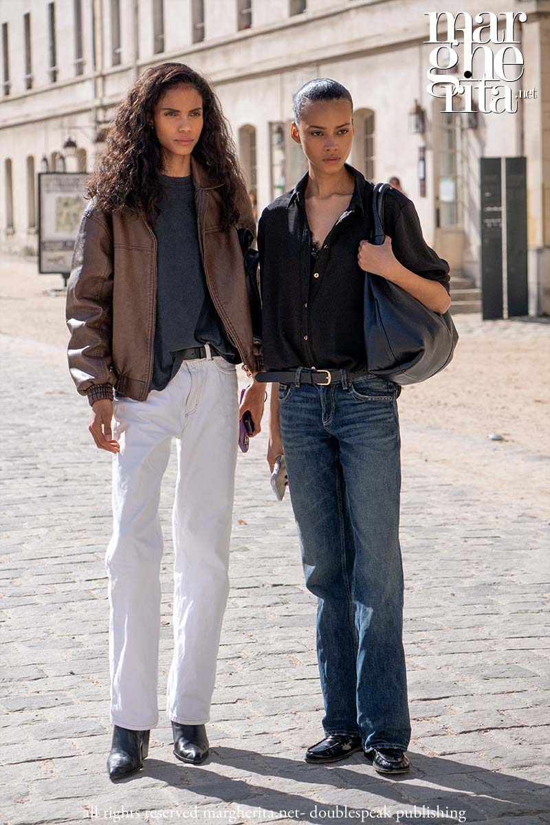 I jeans bianchi nello street style per le giornate di sole autunnali - Photo Charlotte Mesman