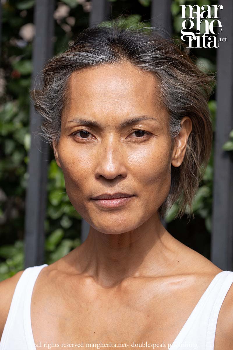Paris Fashion Week estate 2027: le modelle mature dai capelli grigi conquistano le passerelle - Photo Charlotte Mesman
