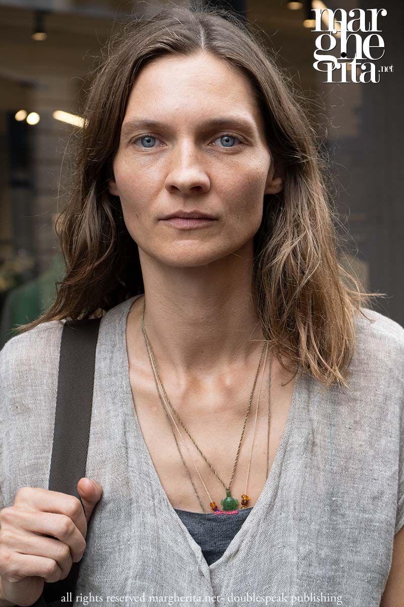 Paris Fashion Week estate 2027: le modelle mature dai capelli grigi conquistano le passerelle - Photo Charlotte Mesman