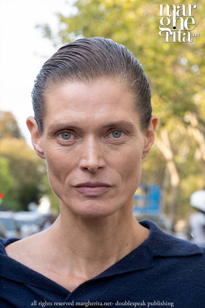 Paris Fashion Week estate 2027: le modelle mature dai capelli grigi conquistano le passerelle - Photo Charlotte Mesman