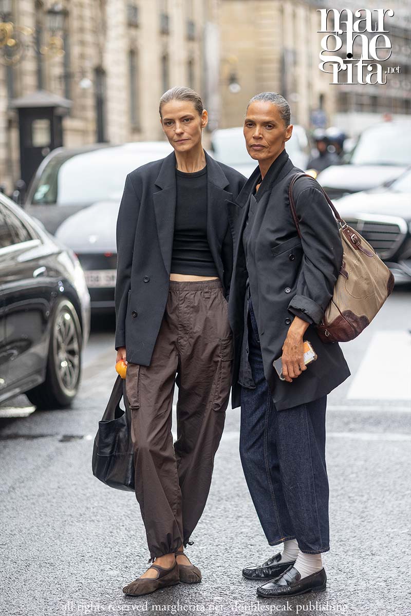 Paris Fashion Week estate 2027: le modelle mature dai capelli grigi conquistano le passerelle - Photo ADVERSUS