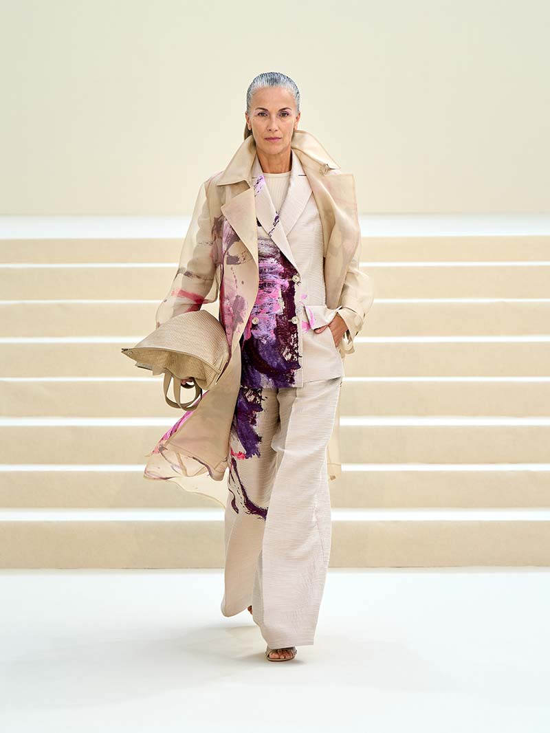 Paris Fashion Week estate 2027: le modelle mature dai capelli grigi conquistano le passerelle - Photo courtesy of Akris