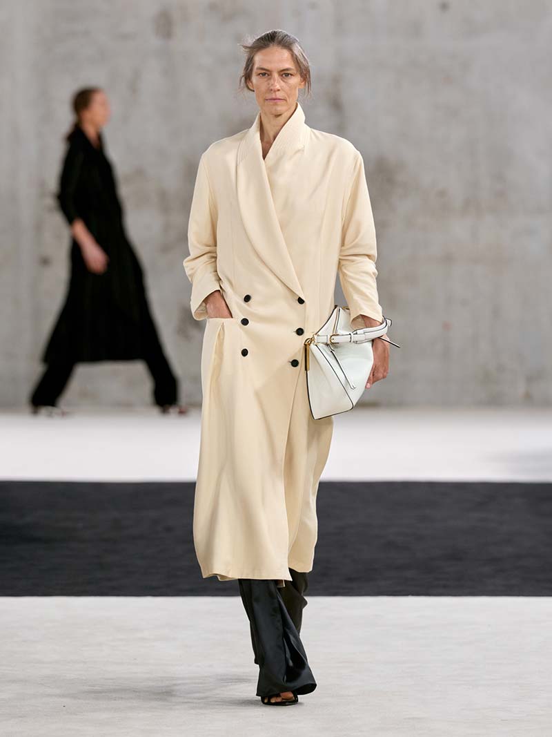 Paris Fashion Week estate 2027: le modelle mature dai capelli grigi conquistano le passerelle - Photo courtesy of Lanvin