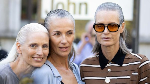 Paris Fashion Week estate 2027: le modelle mature dai capelli grigi conquistano le passerelle - Photo ADVERSUS