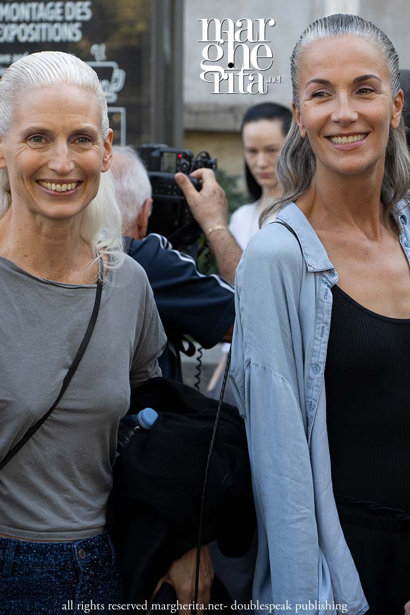La bellezza non ha età. Con il loro stile personale e il loro atteggiamento sicuro, queste modelle mature dimostrano che non bisogna vergognarsi dei segni che la vita lascia sul viso, ma imparare ad accettarli con naturalezza e fiducia in sé stesse. Foto Charlotte Mesman