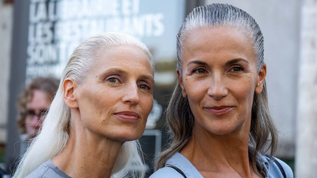 Invecchiare e avere le rughe fa parte della vita. Queste donne eleganti dimostrano che il fascino, la personalità e la sicurezza in sé stesse non dipendono da una pelle liscia. Foto Charlotte Mesman