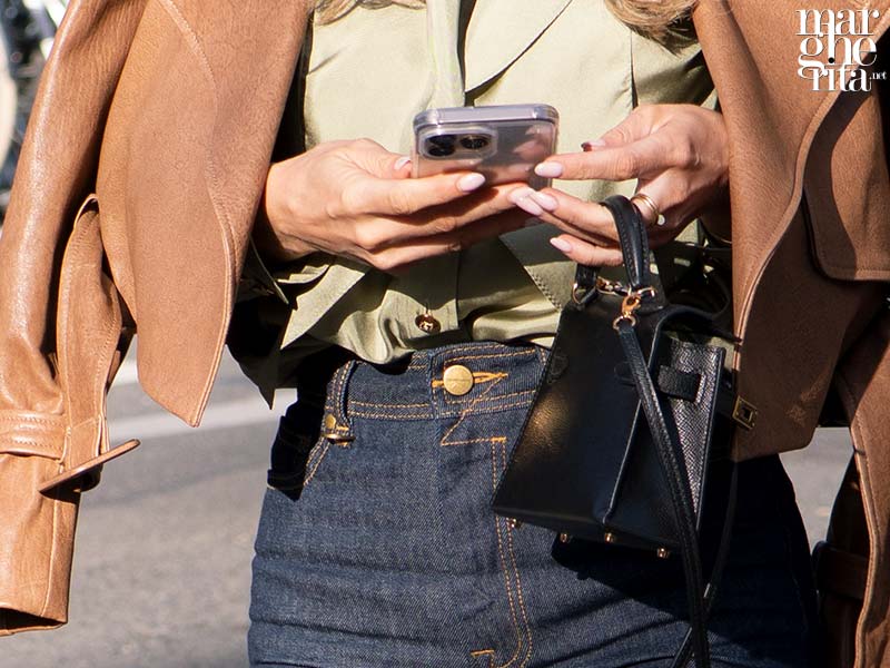 Tendenze unghie 2026: cosa porta il pubblico della moda (colori e forme dello smalto) - Photo Charlotte Mesman